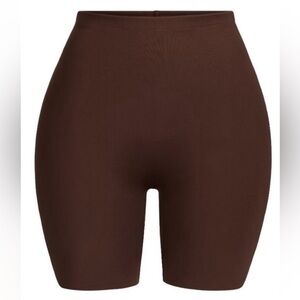 NWT SKIMS BODY HIP SHAPING MID THIGH SHORT CLAY MEDIUM